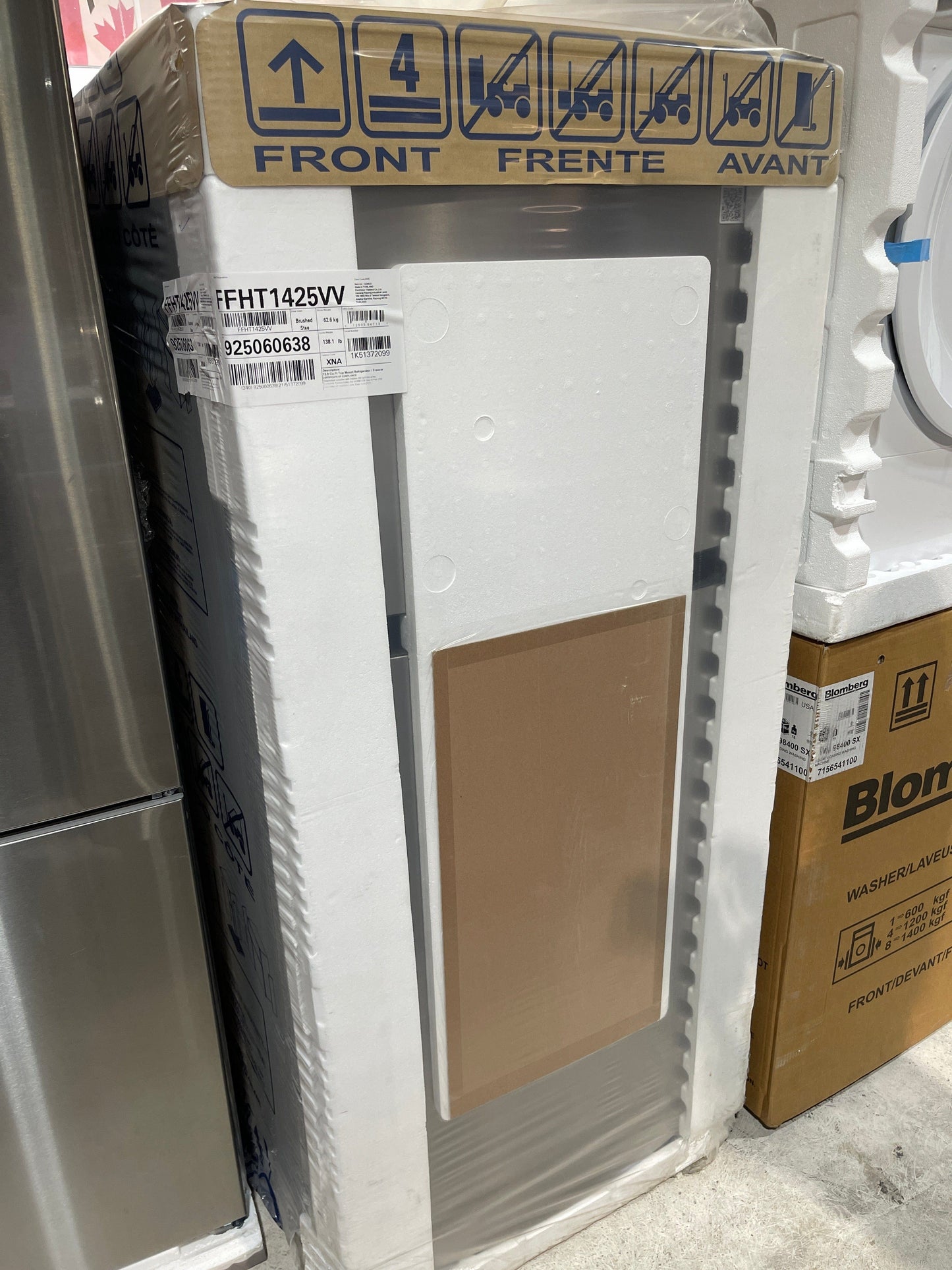 Frigidaire FFHT1425VW Top Freezer Refrigerator, 28 inch Width, ENERGY STAR Certified, 13.9 cu. ft. Capacity, White colour