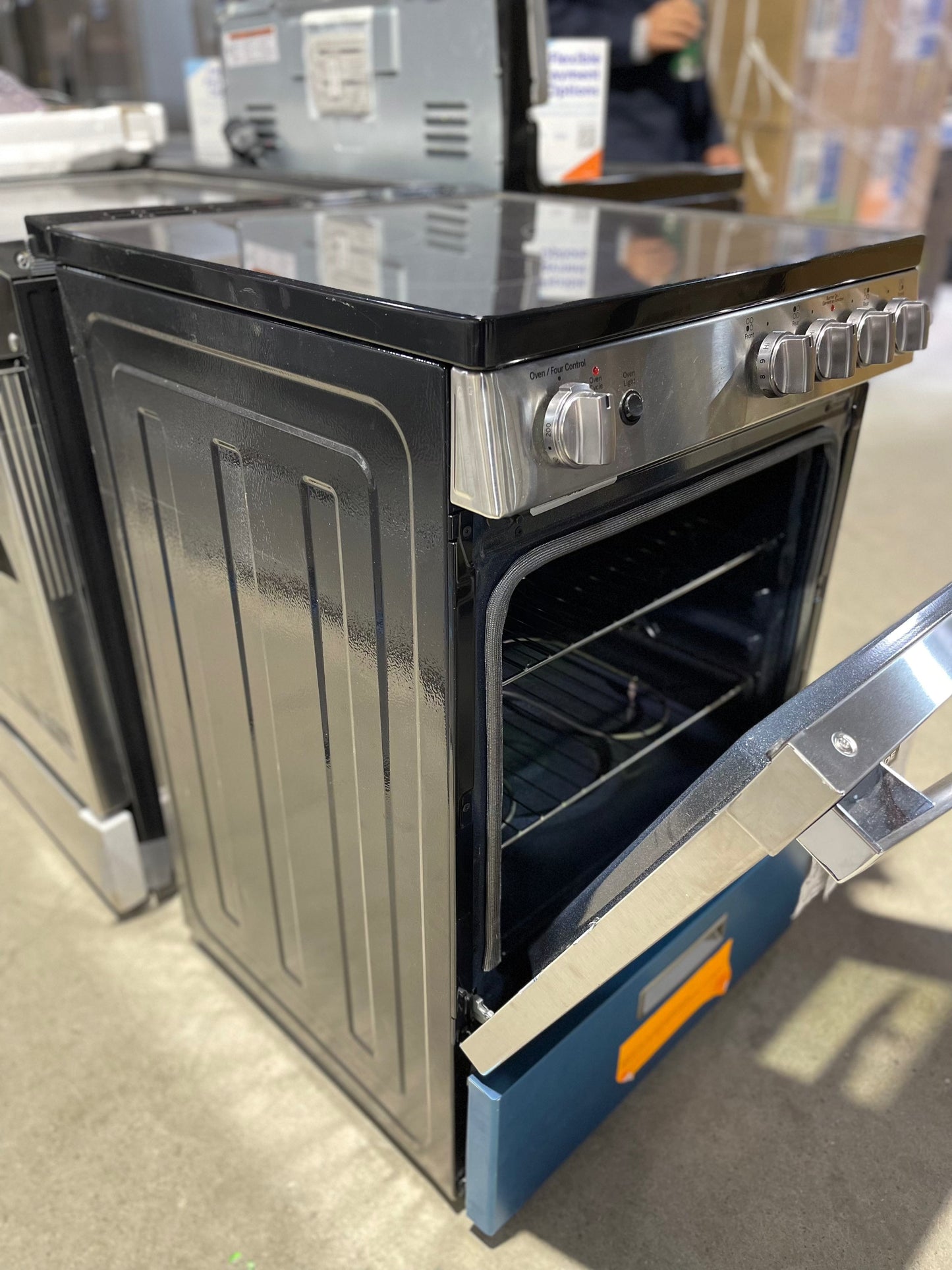 GE JCAS640RMSS Range, 24" Exterior Width, Electric Range, Glass Burners (Electric), 4 Burners, 2.9 cu. ft. Capacity, Storage Drawer, 1 Ovens, 2000W, Front Controls, Stainless Steel colour