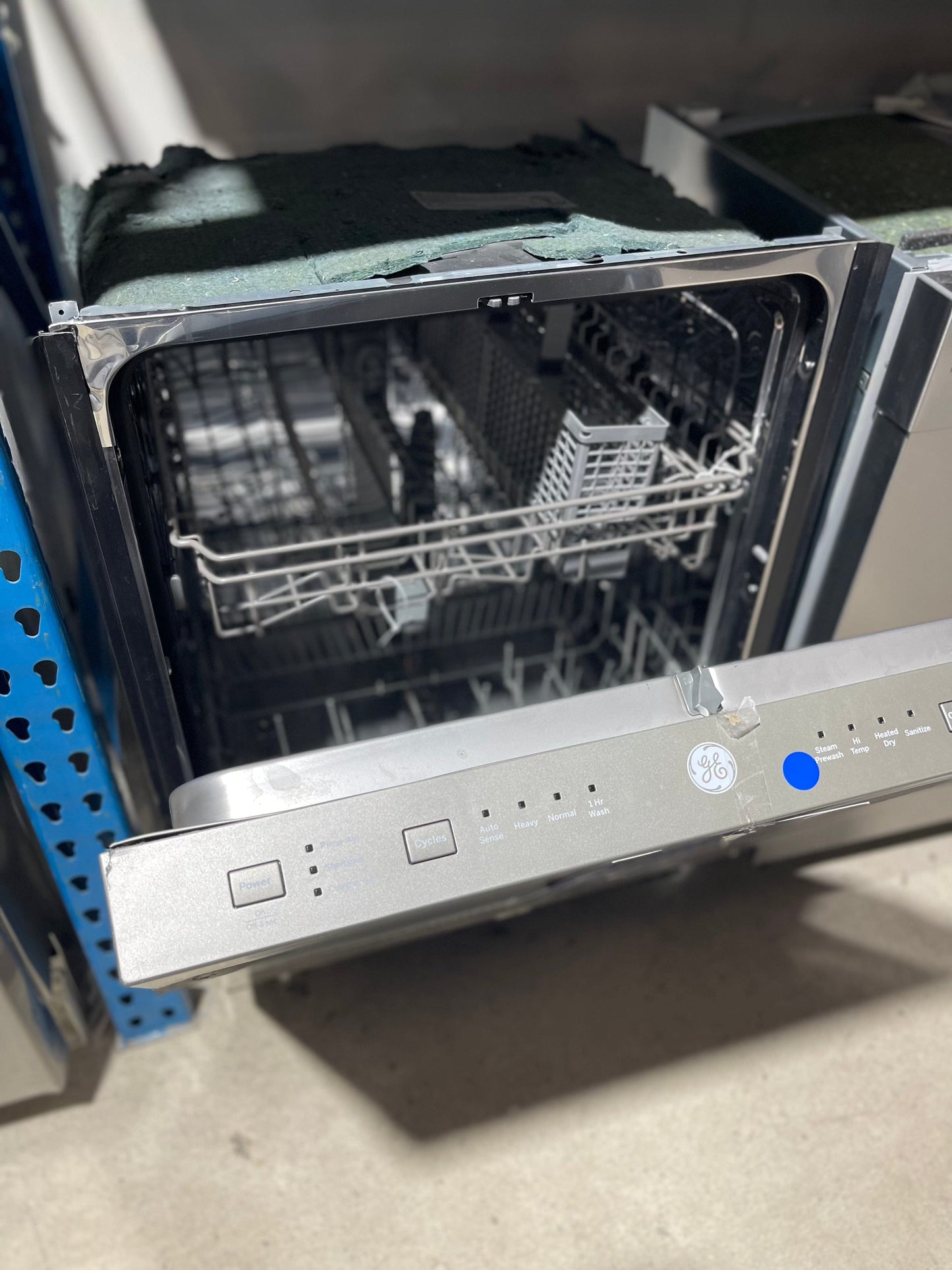 GE Dishwasher, 24" Exterior Width, Lid Scratched,52 dB Decibel Level, Fully Integrated, Stainless Steel (Interior), 4 Wash Cycles GBP534SSPSS