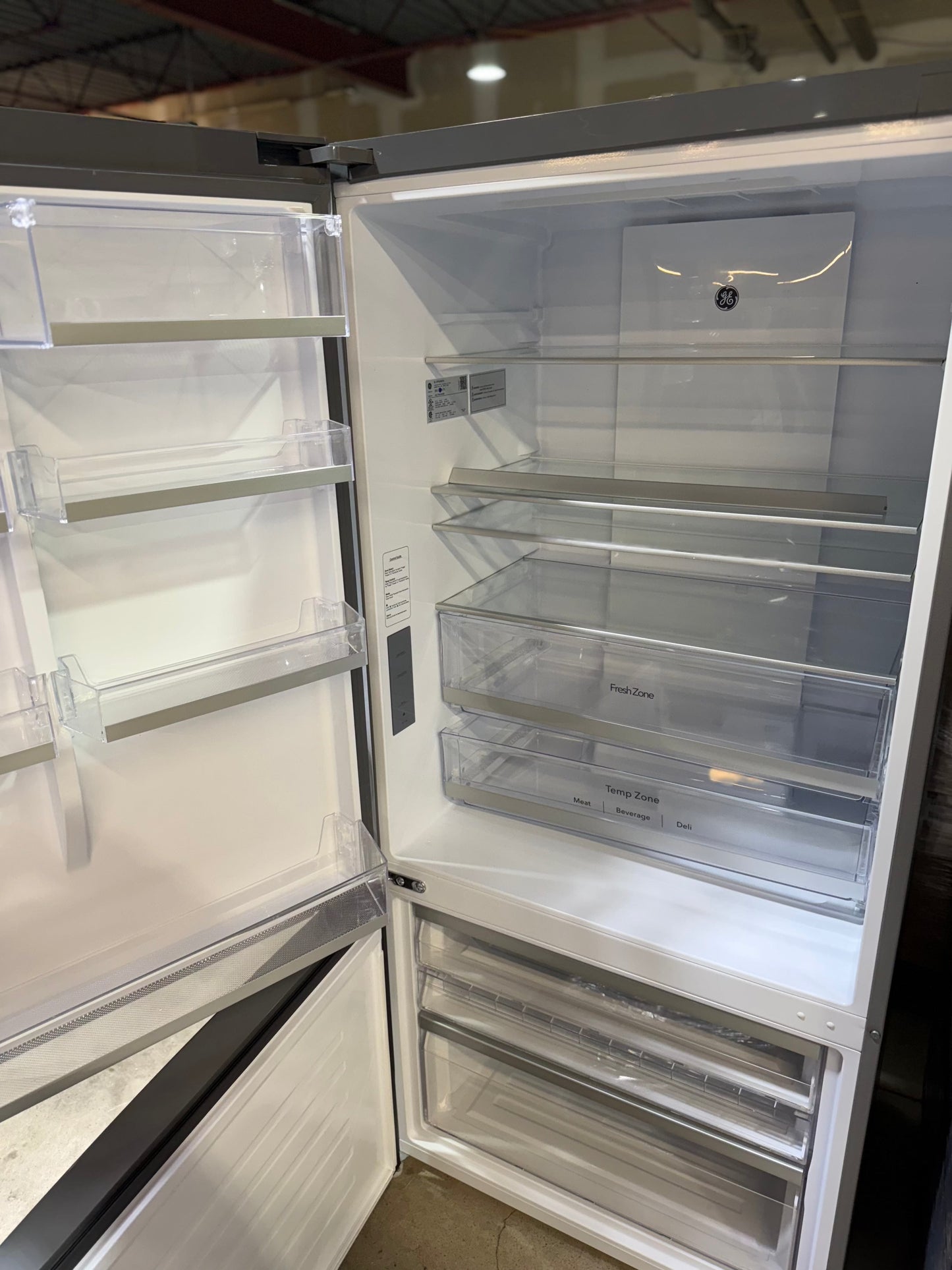 GE GBE17HYRFS Bottom Mount Refrigerator, 31" Width, ENERGY STAR Certified, Counter Depth, 17.7 cu. ft. Capacity, Stainless Steel colour