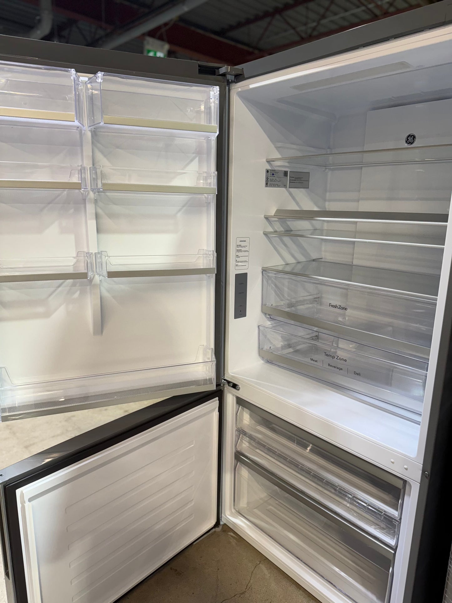 GE GBE17HYRFS Bottom Mount Refrigerator, 31" Width, ENERGY STAR Certified, Counter Depth, 17.7 cu. ft. Capacity, Stainless Steel colour