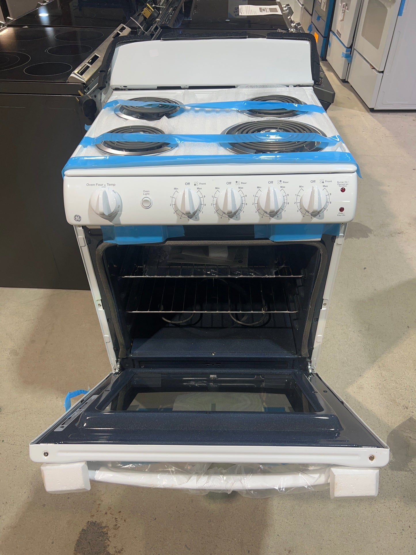 GE JCAS300DMWW Range, 24" Exterior Width, Electric Range, Coil Burners (Electric), 4 Burners, 2.9 cu. ft.
