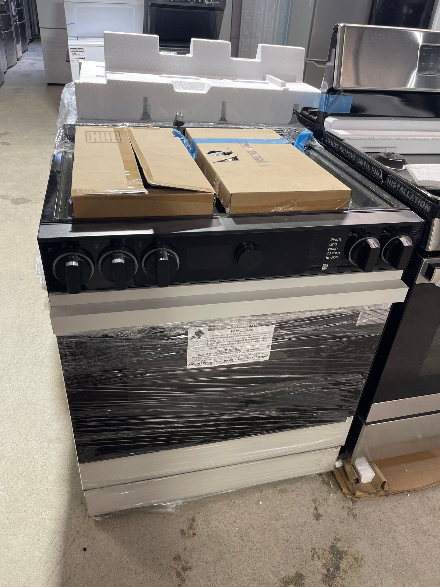 Samsung Bespoke NSG6DB870012AA Gas Range, 6 cu. ft. Capacity, 30 inch Exterior Width, Self Clean, True Convection, 5 Burners, Air Fry, 23,000 BTU Highest Burner, White Glass, Griddle, Wok Ring, Temperature Probe, True European Convection